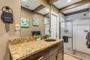 Combinazione doccia/vasca, asciugacapelli, asciugamani