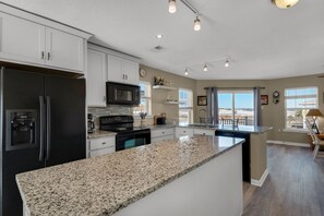 冷蔵庫、電子レンジ、オーブン、コンロ