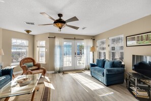 テレビ、DVD プレーヤー