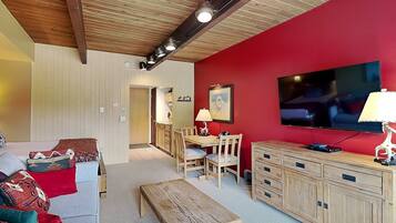 1 bedroom, iron/ironing board, travel cot, Internet