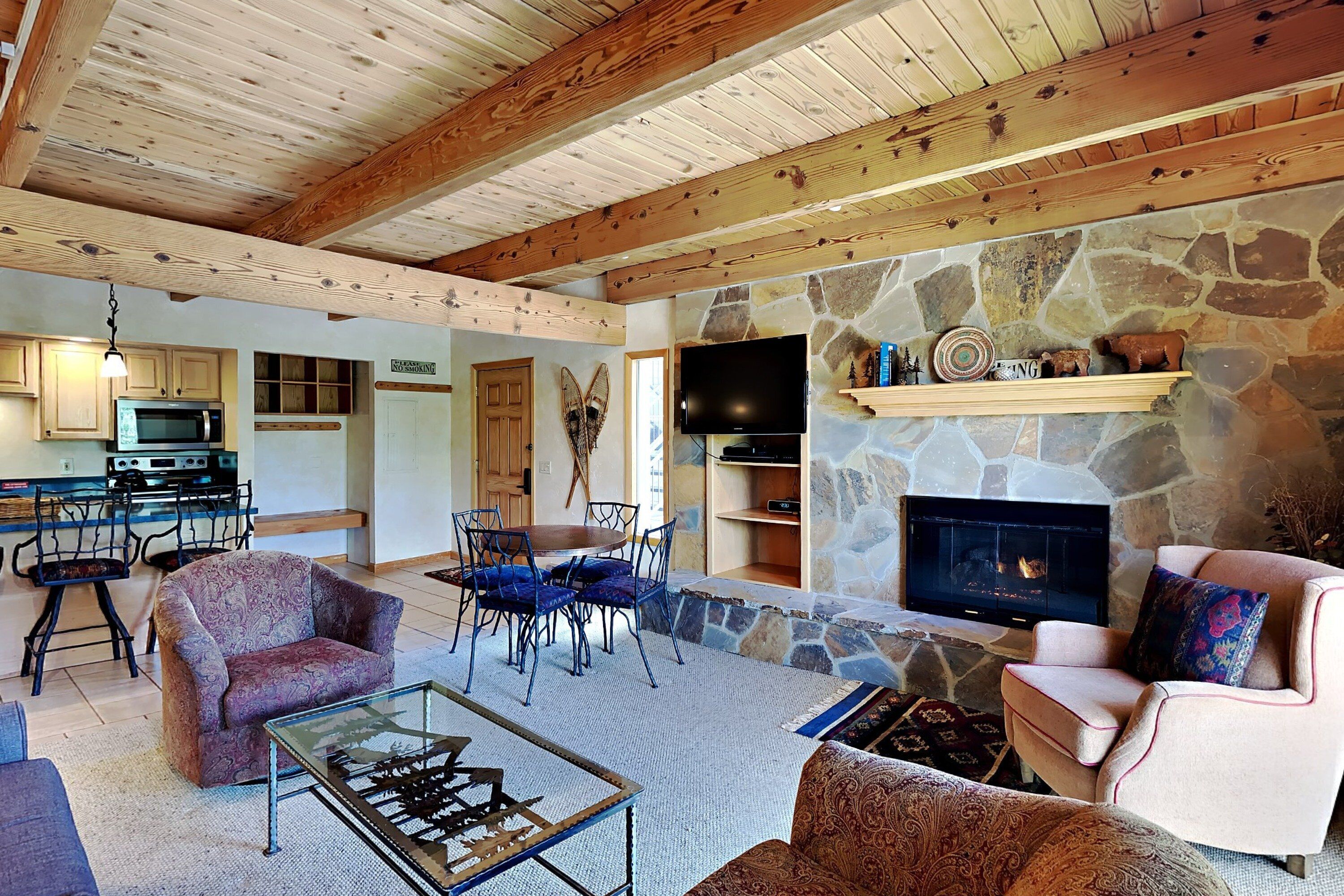 Télévision, cheminée, lecteur de DVD, table de tennis de table