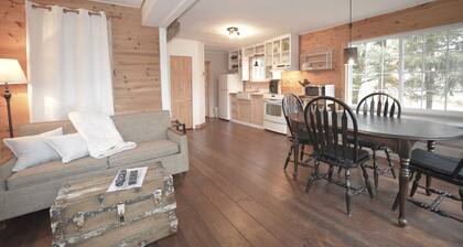 Central Tremblant Waterfront Cabin. Speedy work from home WiFi & cell reception