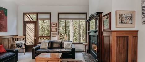 Eldstad, dvd-spelare och ett bordtennisbord