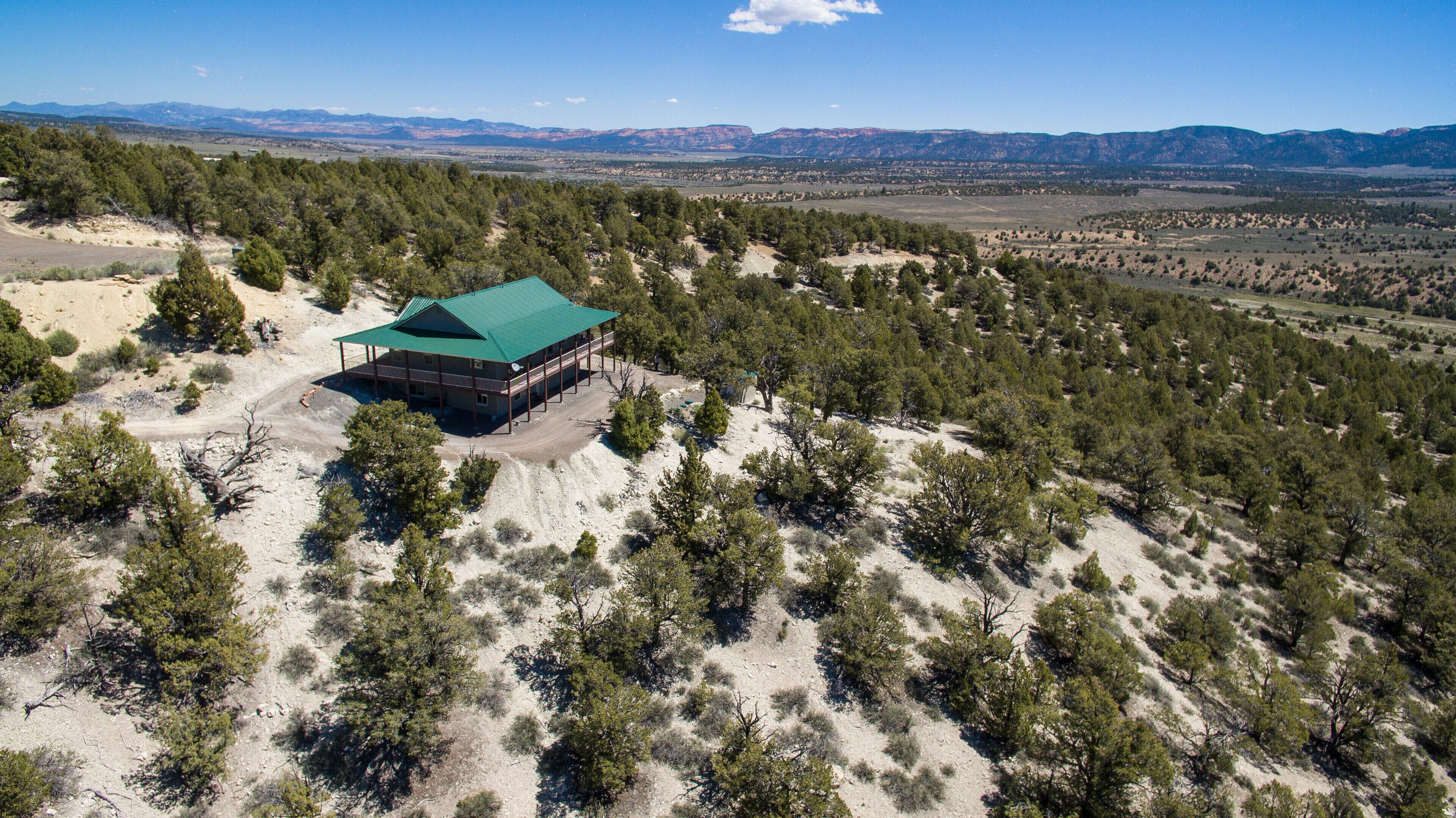 Private Luxurious Ridgetop Hideaway on 9 Acres! Between Bryce & Zion! A\C