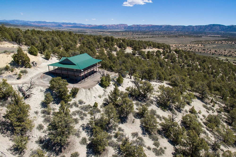 Private Luxurious Ridgetop Hideaway on 9 Acres! Between Bryce & Zion! A\C