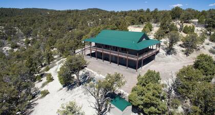 Private Luxurious Ridgetop Hideaway on 9 Acres! Between Bryce & Zion! A\C