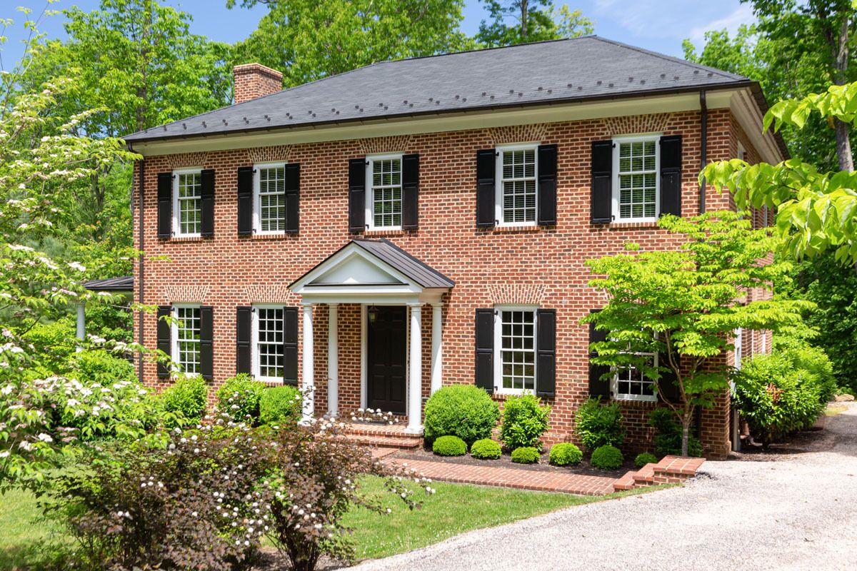 Book now for Summer stays! Stately, Pet-friendly luxury home with pool table and WiFi