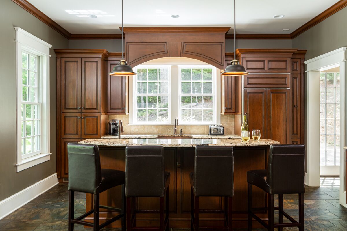 Winter Availability! Stately, Pet-friendly luxury home with pool table and WiFi