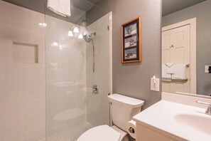 Bañera con ducha, secador de pelo, toallas