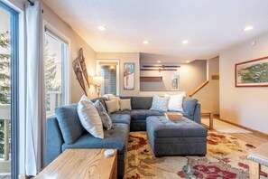 TV, fireplace - Nice Ski-in/Walk-out condo, sleeps 6, free wifi & parking. (Copper Mountain)