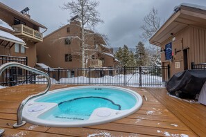 Outdoor spa tub - Nice Ski-in/Walk-out condo, sleeps 6, free wifi & parking. (Copper Mountain)