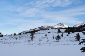 Eine verschneite Berglandschaft mit blauem Himmel.