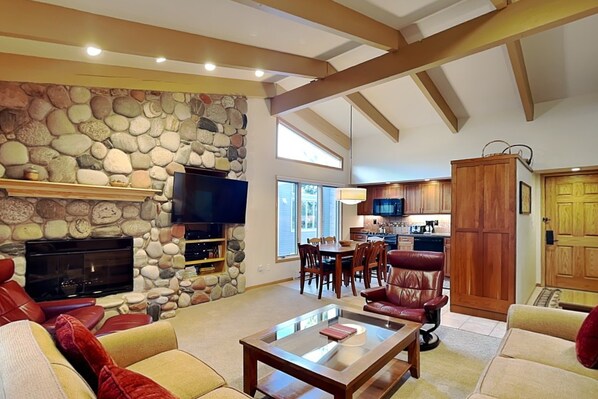 TV, fireplace, DVD player, video library - 🌲Timberline C3E Deluxe 2-Bedroom + Loft ~ 3/bath ~Hot Tub~Pool~WiFi~Ski-in/out~Local Shuttle🌲 (Snowmass Village)