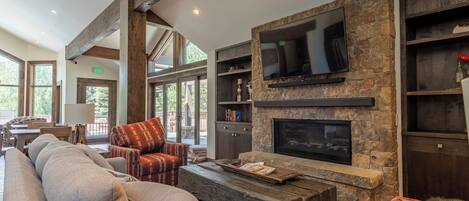 Télévision, cheminée, lecteur de DVD