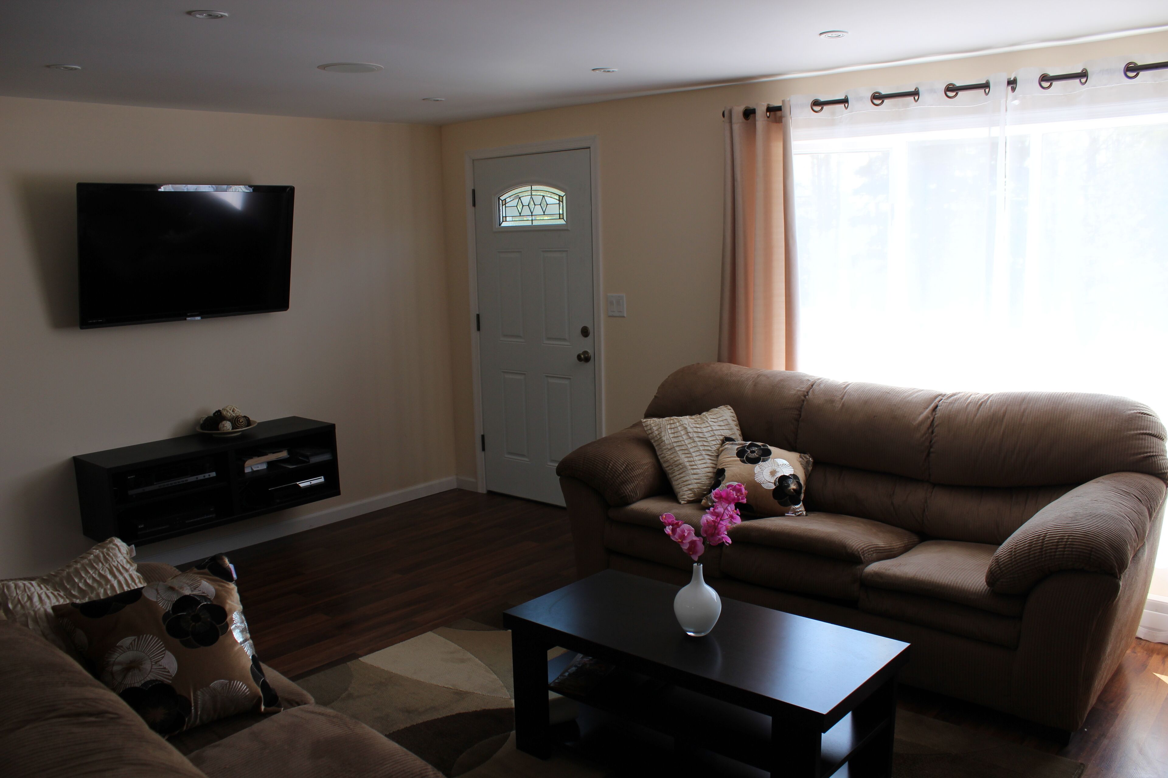 Cozy Pocono Home w/ Hot Tub, Sauna, Game Room, A/C, 65" TV, WIFI,