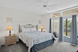 3 bedrooms, free WiFi, bed sheets - Lazy R-06 3 bedroom 3.5 bath waterfront condo with room to spread out! (Osage Beach)