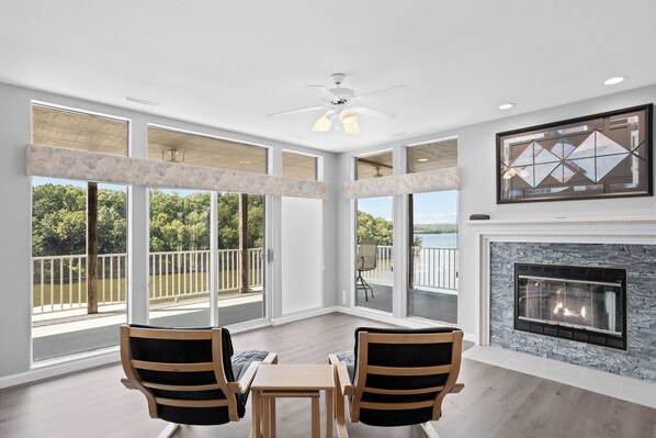 Interior - Lazy R-06 3 bedroom 3.5 bath waterfront condo with room to spread out! (Osage Beach)