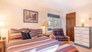 1 slaapkamer, een strijkplank/strijkijzer, gratis wifi, beddengoed