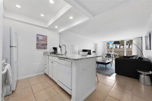 Geladeira, micro-ondas, fogão, lava-louças