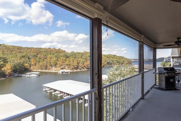 Ein Balkon mit Blick auf einen See, angestellte Boote und einen bewaldeten Hang.