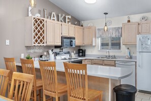 Kylskåp, mikrovågsugn, ugn och spishäll