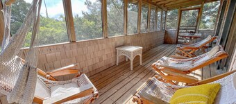 Auringonpaiste: Rauhallinen sijainti, seulottu kuisti, kannella, puiden auringonlaskuja.