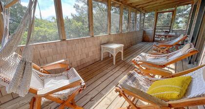 Sunspace: Quiet location, screened porch, deck, treetop sunsets