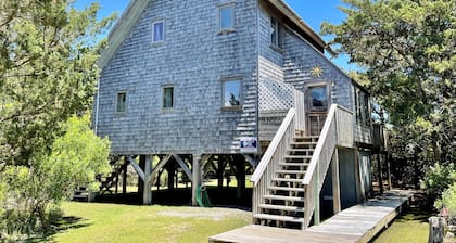 Sunspace: Quiet location, screened porch, deck, treetop sunsets