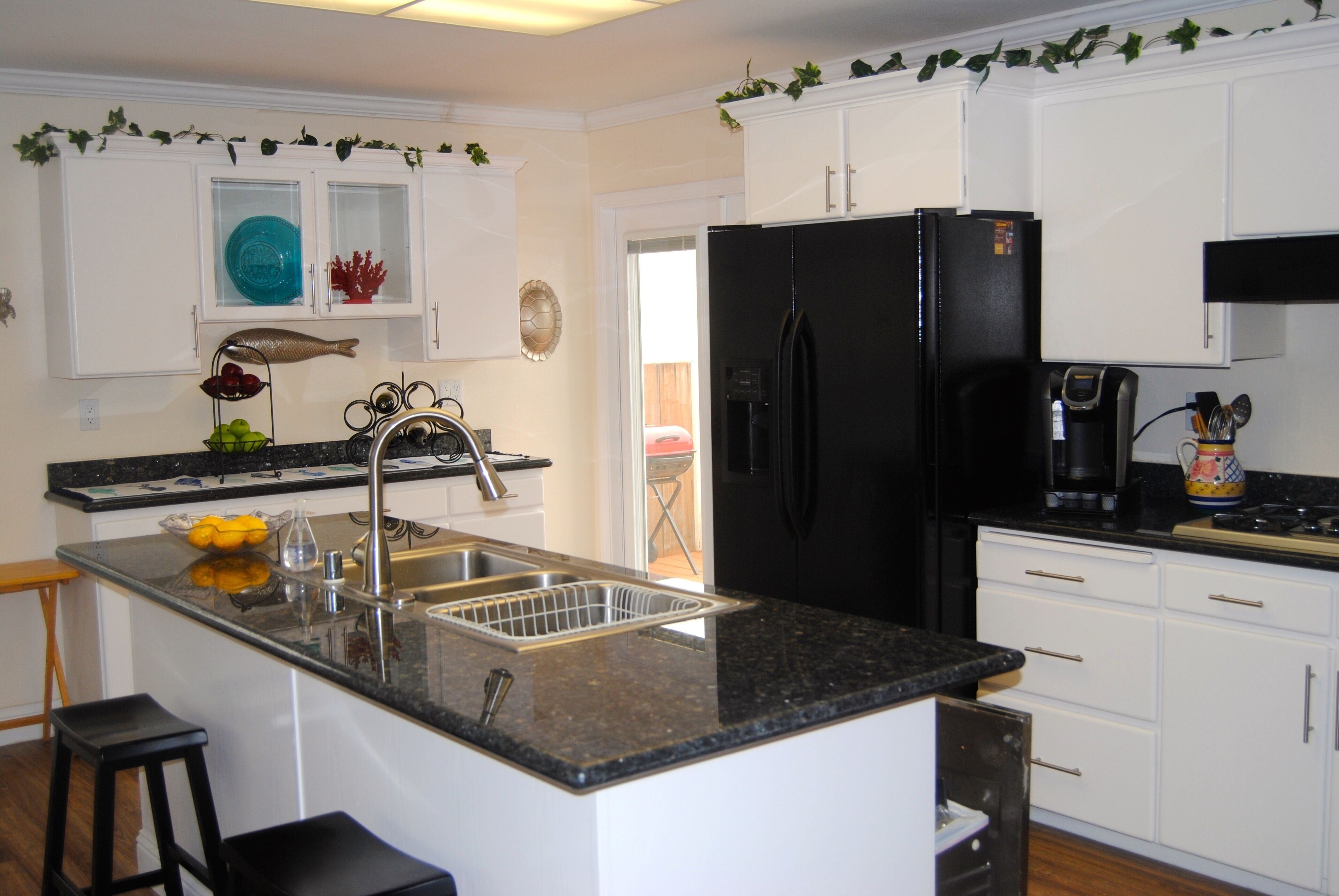 SUNNY SEASIDE BEAUTY