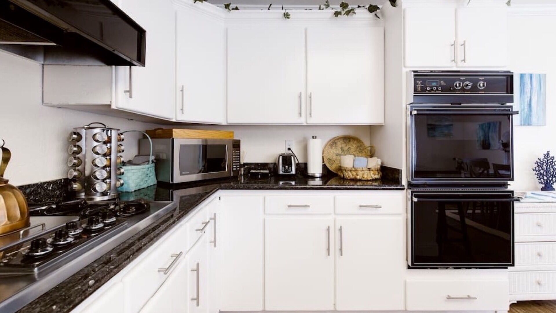 SUNNY SEASIDE BEAUTY