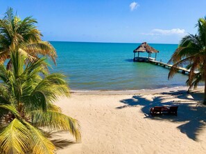 Plage, chaises longues, serviettes de plage