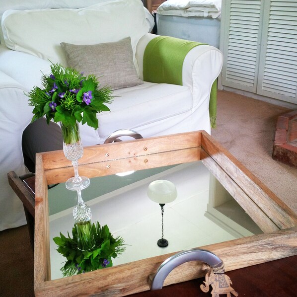 3 bedrooms, in-room safe, desk, iron/ironing board - Picturesque School House Retreat (Meaford)