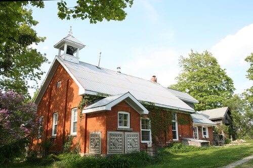 Picturesque School House Retreat