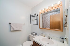 Suihkun ja ammeen yhdistelmä, hiustenkuivaaja, pyyhkeet, saippua