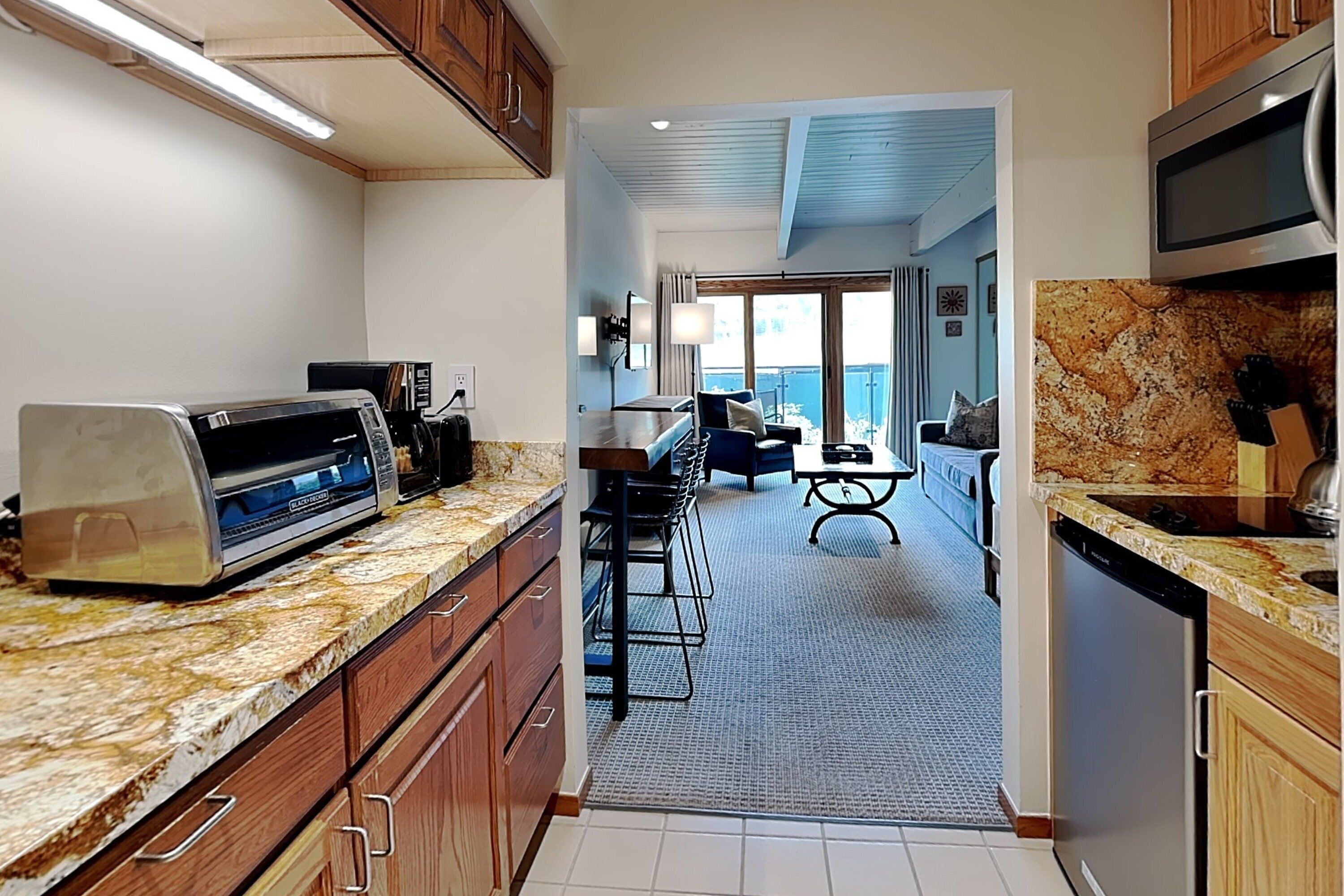 Frigorífico, microondas, placa de cocina y cafetera o tetera