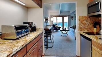 Frigorífico, microondas, placa de cocina y cafetera o tetera