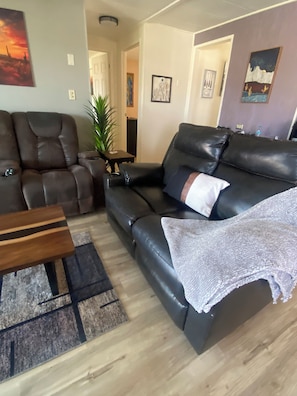 Een smart-tv, een dvd-speler en een computerscherm