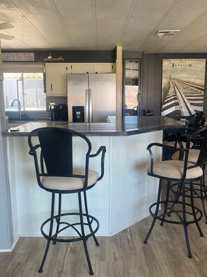 Een koelkast, een magnetron, een oven, een kookplaat