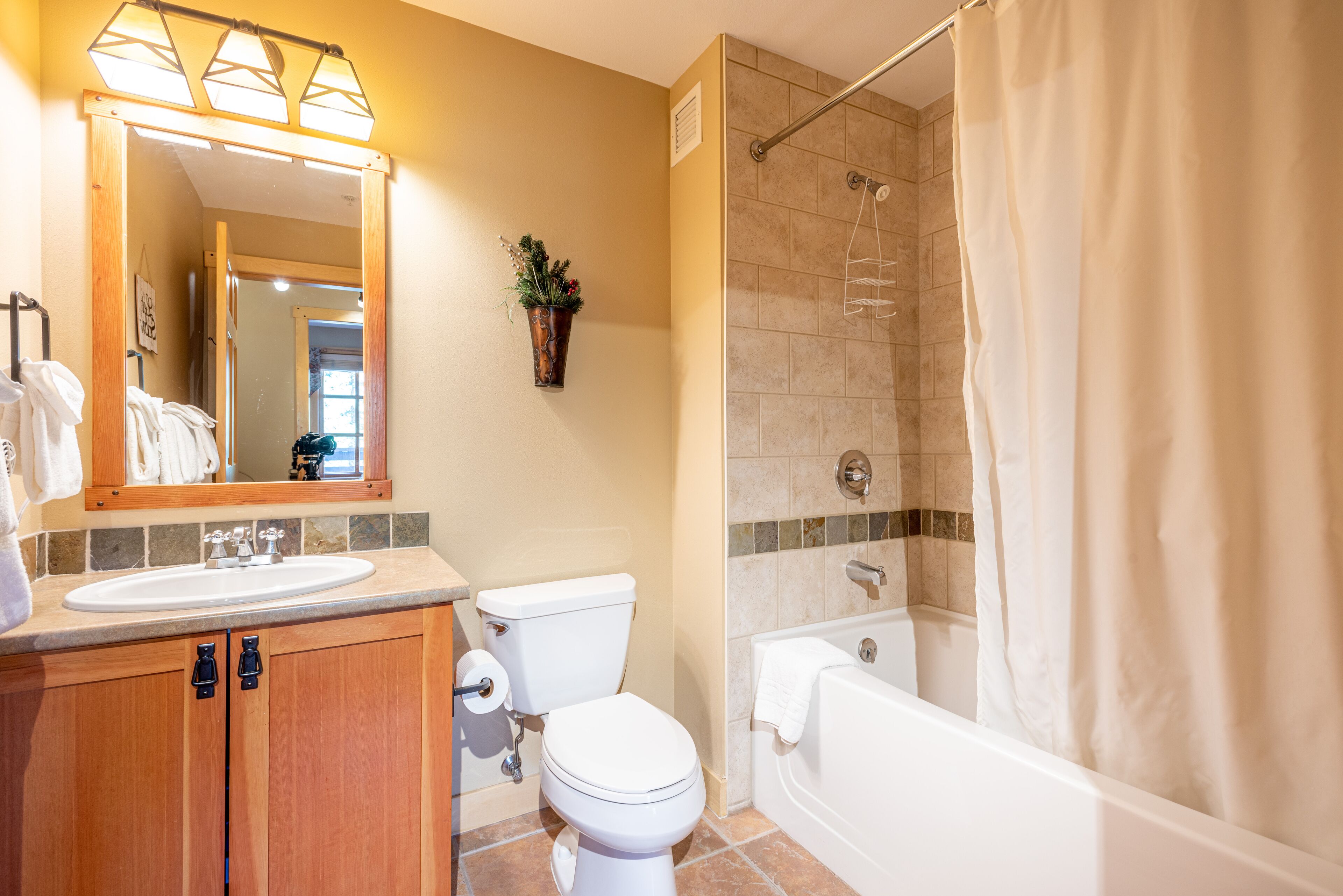 Une salle de bain avec un lavabo, des toilettes et une baignoire.