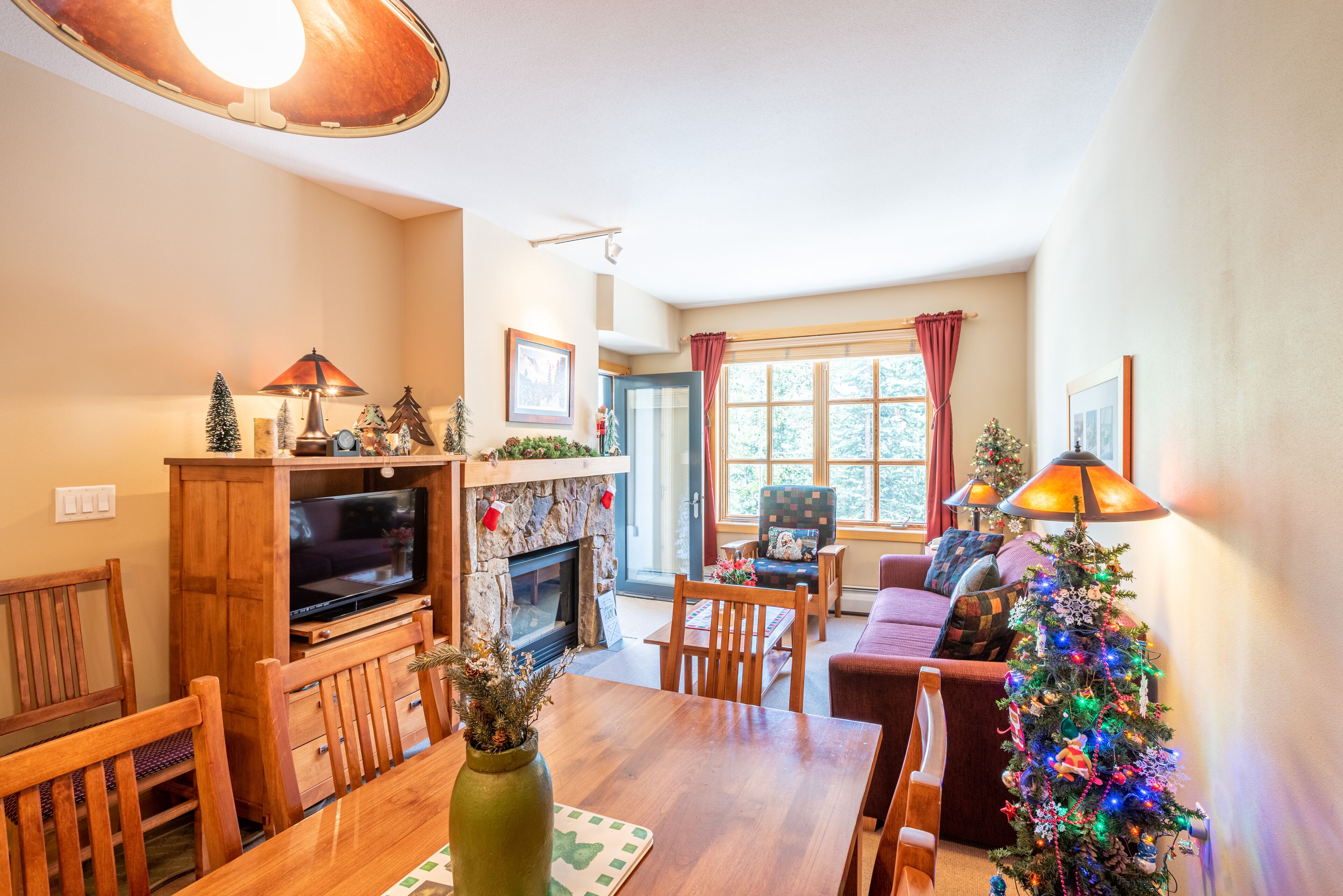 Televisión y chimenea 