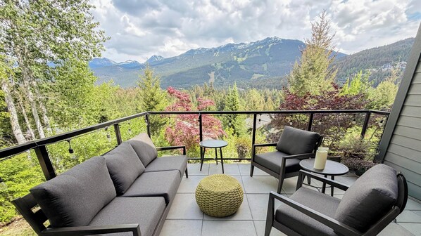 Property grounds - Modern Blueberry Condo, Private Hot Tub, BBQ, Best View in Whistler, Pool (Whistler)