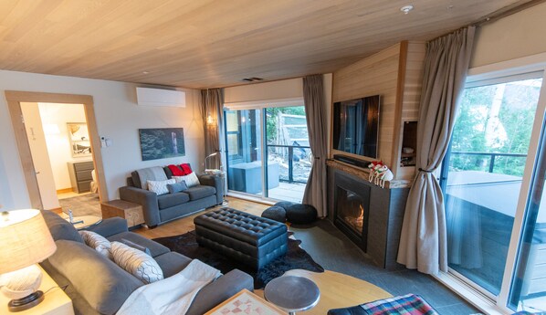 House - Modern Blueberry Condo, Private Hot Tub, BBQ, Best View in Whistler, Pool (Whistler)