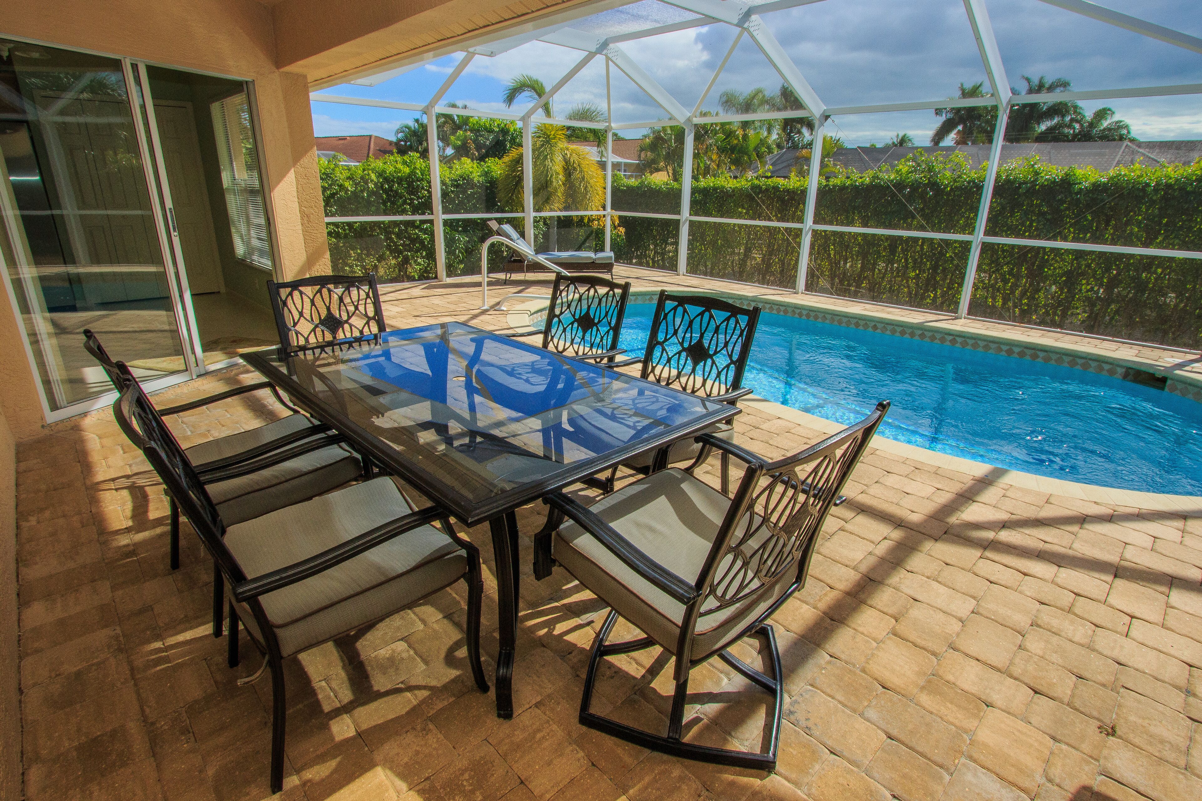 Een verwarmd zwembad