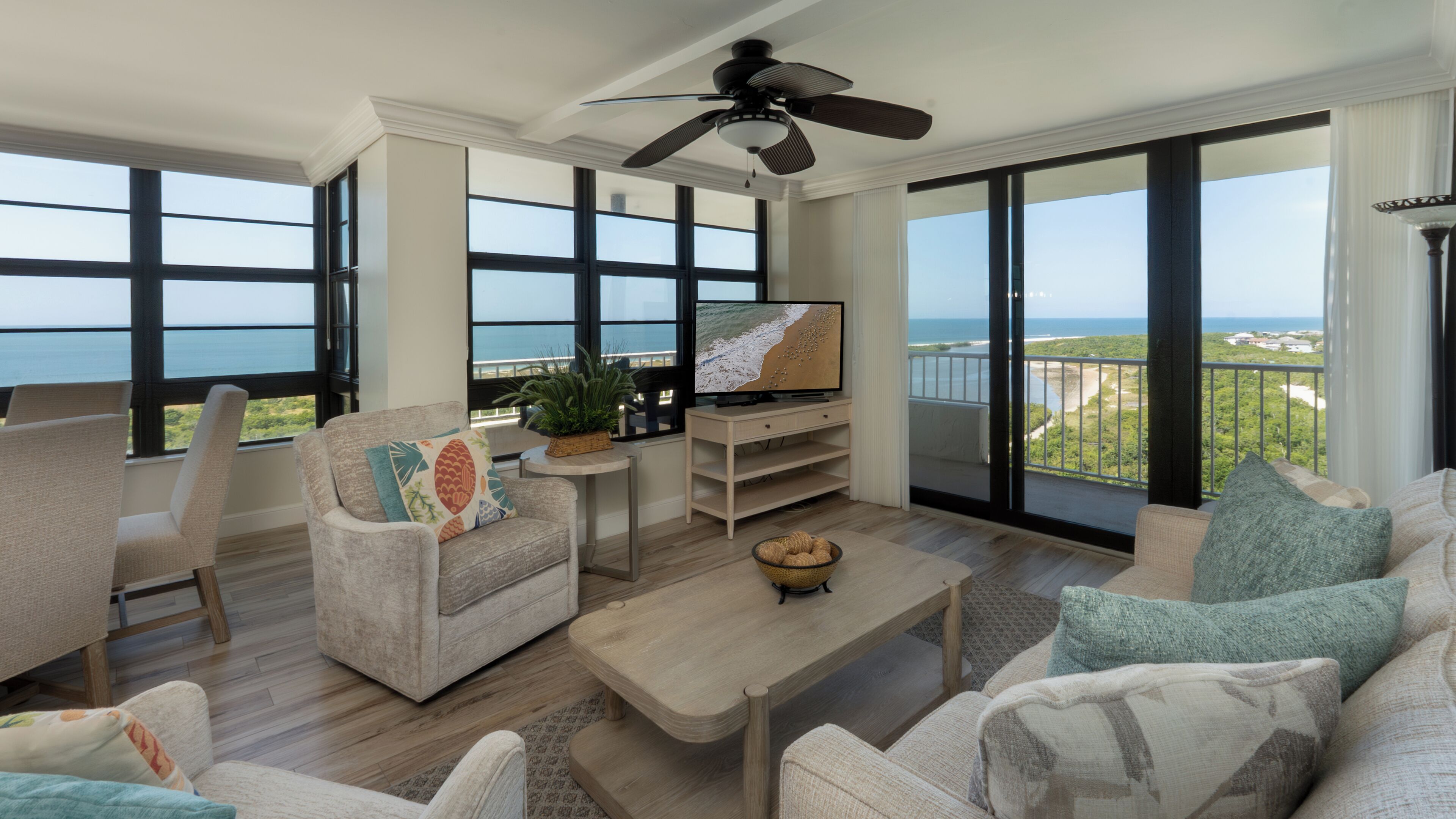 Flatskjerm-TV og DVD-spiller