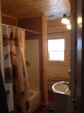 Douche, serviettes fournies, papier toilette