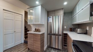 Réfrigérateur, four à micro-ondes, un four, surface de cuisson