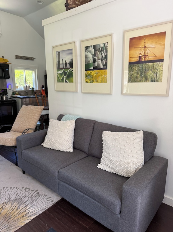 Sweet Retreat Amongst Local Eats, Award-winning Wineries, Craft Brews & Hikes! - Watkins Glen, NY
