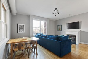 Televisión, chimenea y bocina smart 