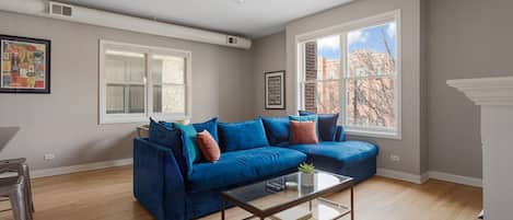 Téléviseur, foyer, haut-parleurs intelligents