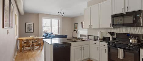 ثلاجة، ميكروويف، فرن، موقد طهي مسطح